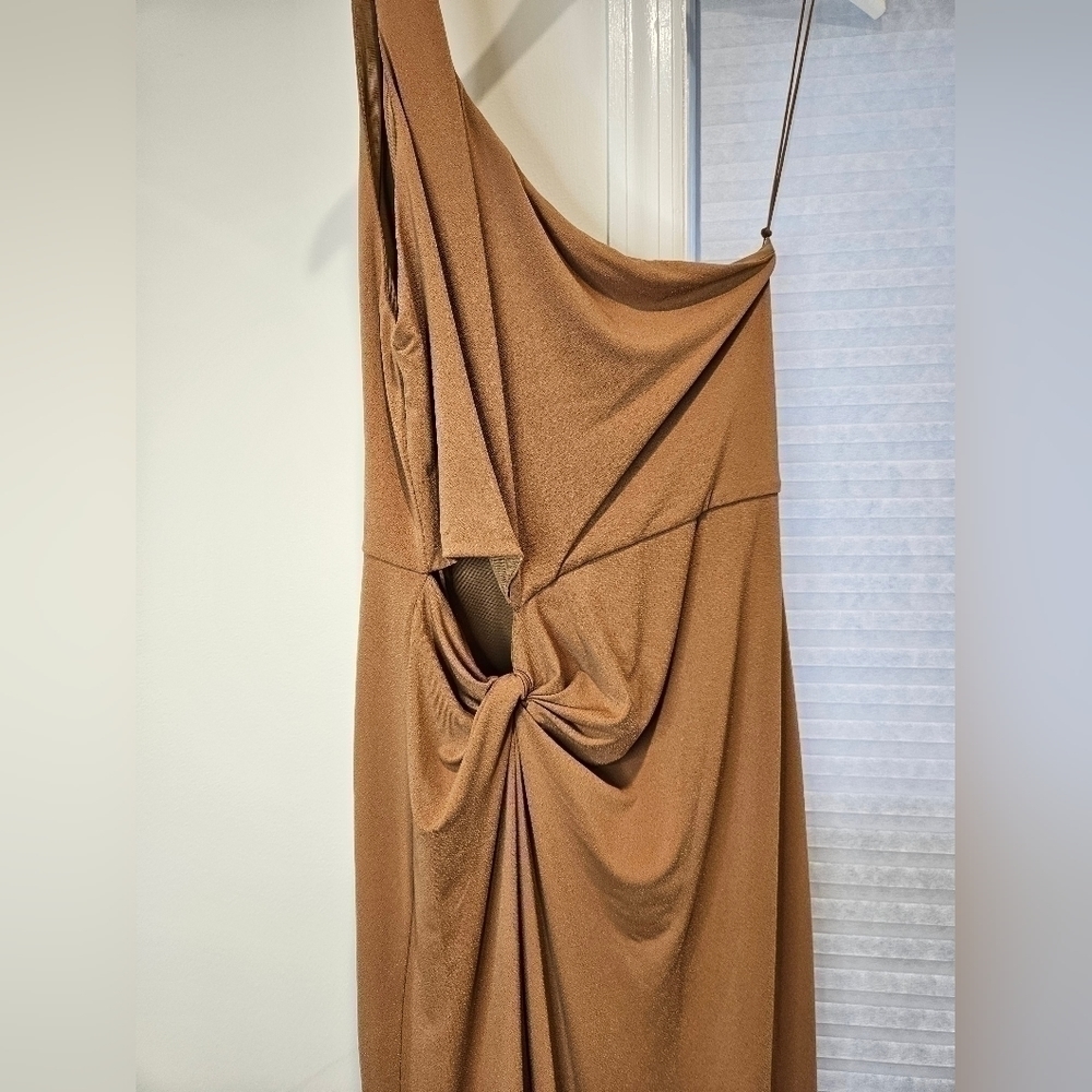 Alice + Olivia Ashby Twist Hip Cutout Dress in CAMEL Size 12 - Picture 5 of 7